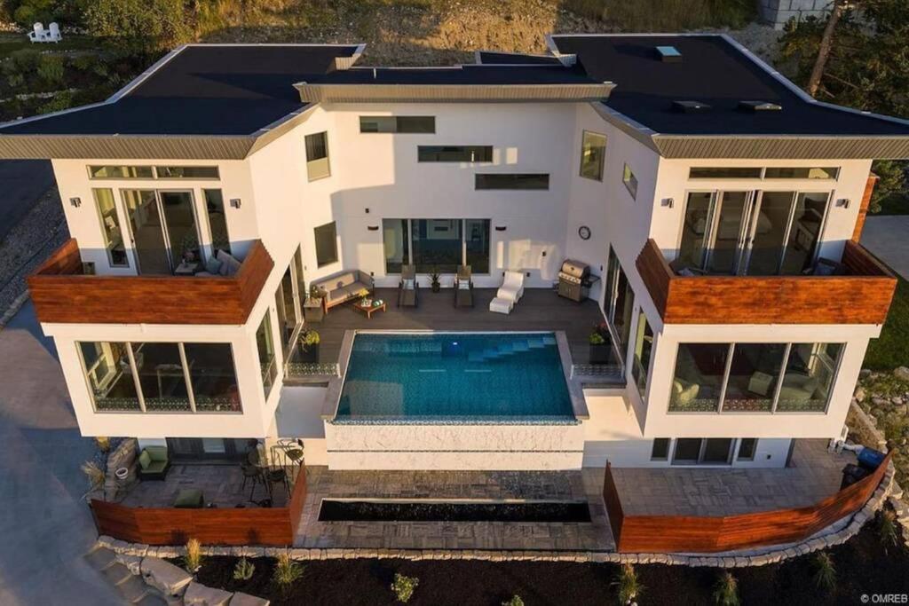 The Infinity Villa L Okanagan Valleys Newest & Hottest Summer Villa Kelowna Exterior foto